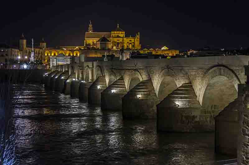 Córdoba 010 - Puente Romano y Mezquita Catedral - imagen nocturna.jpg